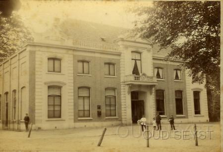 Nieuwe Societeit-1890-001a.jpg - Het in 1879 gebouwde Nieuwe Sociëteit aan de Donkerelaan (Slotlaan), hoek 2e Hogeweg werd aan de laagste inschrijver H. Meerdink gegund voor fl. 17.339 gulden. Opname van 1890